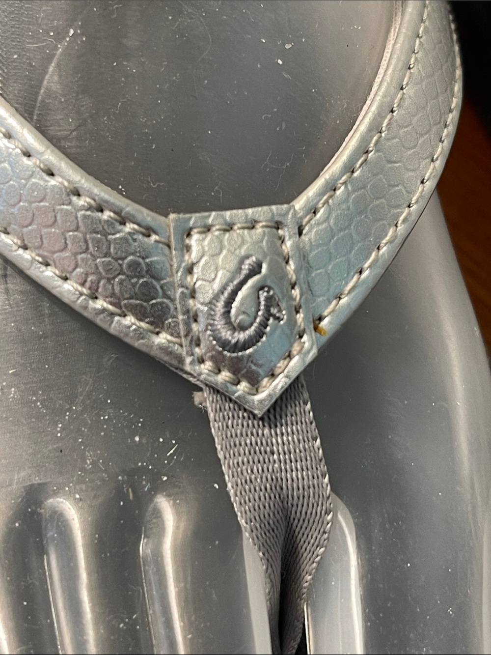OluKai Pauwe Silver Metallic Thong Sandals Like New Size 8 - Picture 3 of 12